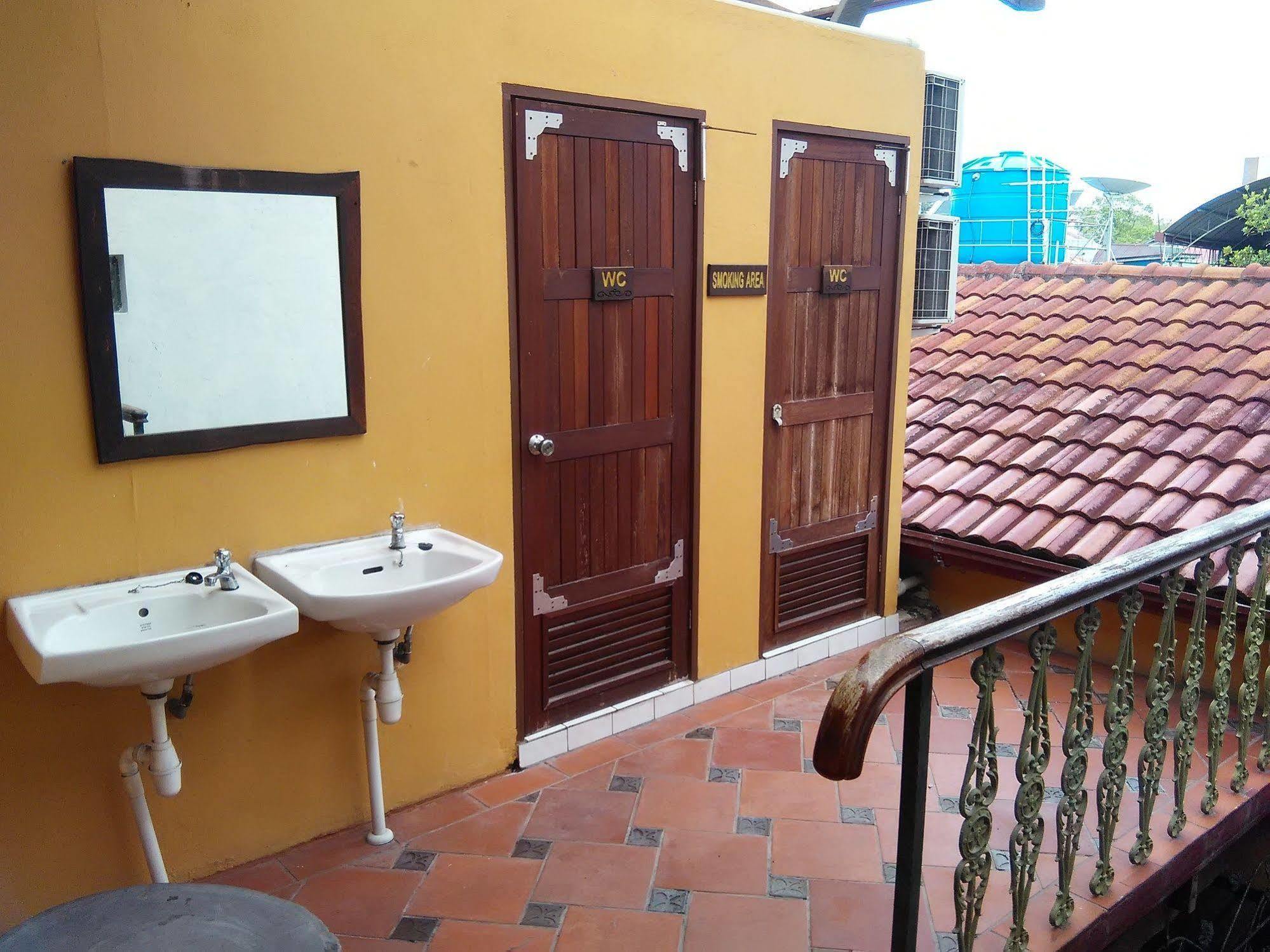 Kuching Waterfront Lodge Exterior photo